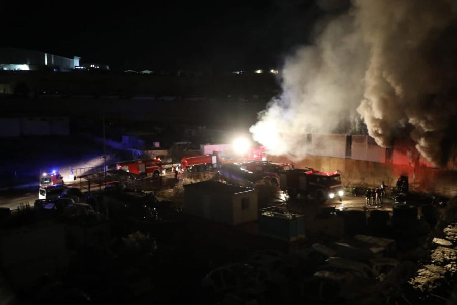 حريق ضخم يأتي على هنجر (بالة)