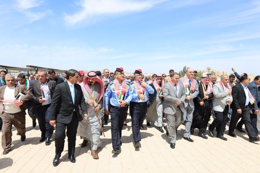 الزرقاء تحتفي بيوم العلم الأردني برفع