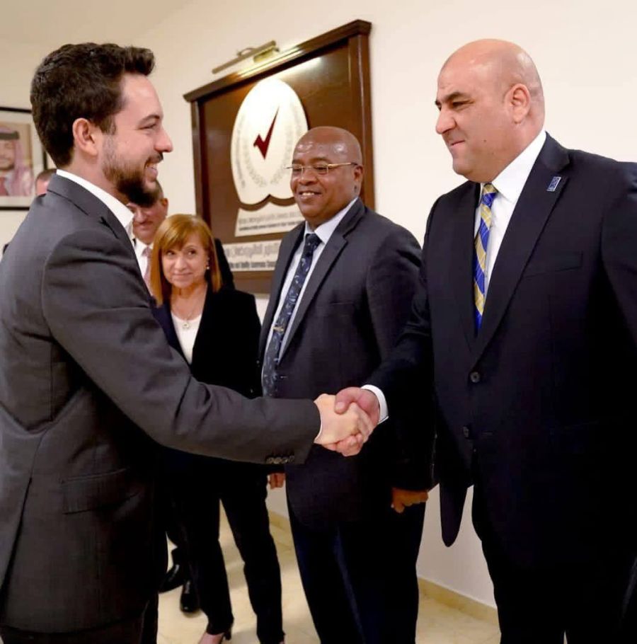 خالد الزعبي يهنئ عمر سعافنة بالدكتوراه