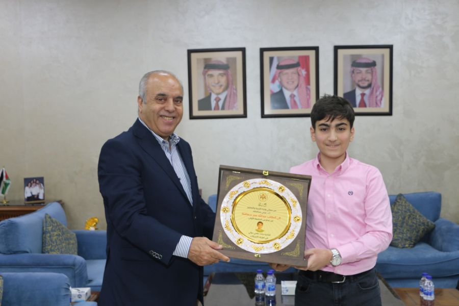 عزمي محافظة يكرم طالبا بالصف التاسع