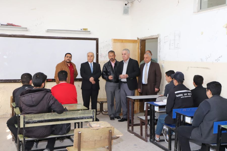 محافظة يتفقد سير العملية التعليمية في