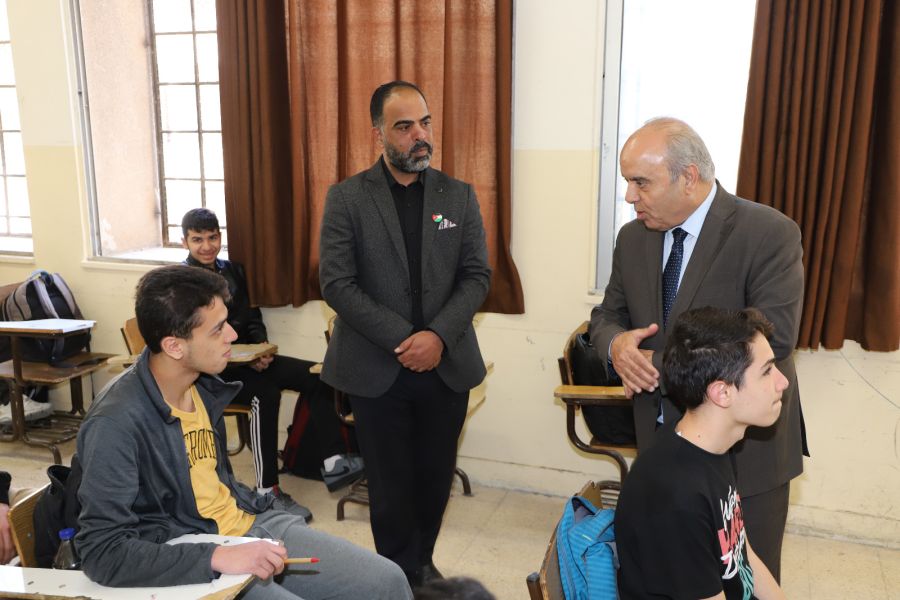 ماذا يفعل عزمي محافظة في مدرسة