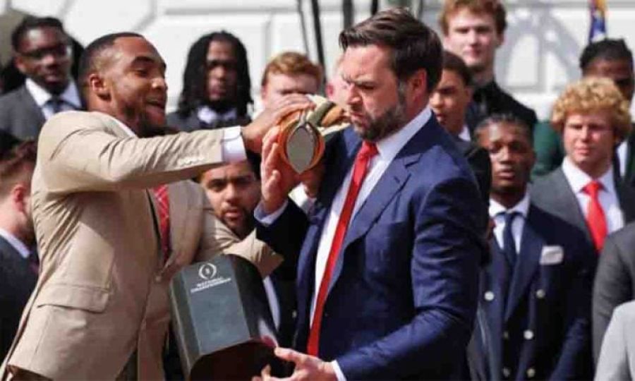 نائب الرئيس الأمريكي يتسبب بكسر كأس