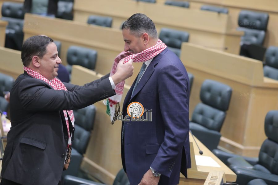 قبيل جلسة النواب.. أبو هنية يوزع