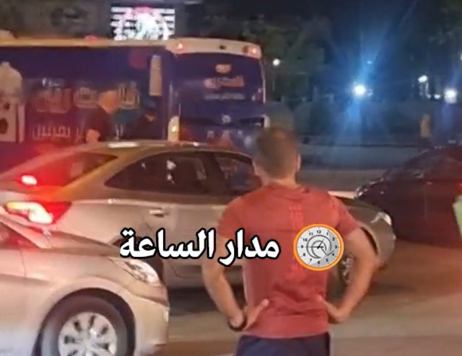 باص الأمانة يعلق بالتفاف شارع مكة