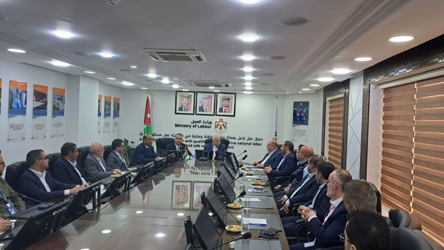 وزير العمل يلتقي نقابة اصحاب المهن
