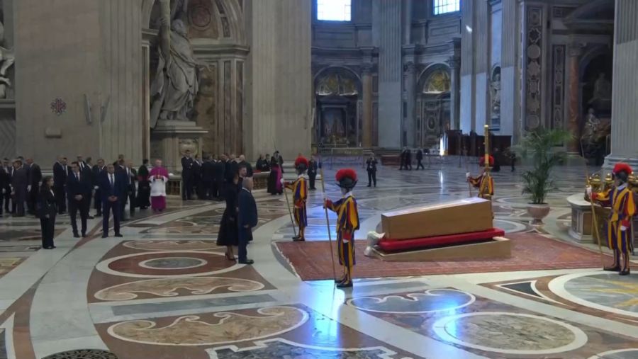 الملك والملكة يشاركان بمراسم جنازة البابا