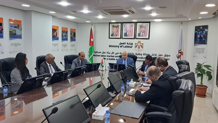 العمل والبريد الأردني يوقعان اتفاقية تعاون