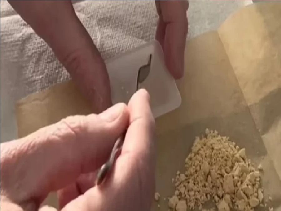 شاب يهزم حساسية الفول السوداني ويتناوله