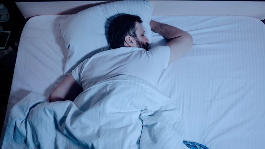 أطباء يحذرون من النوم على البطن..