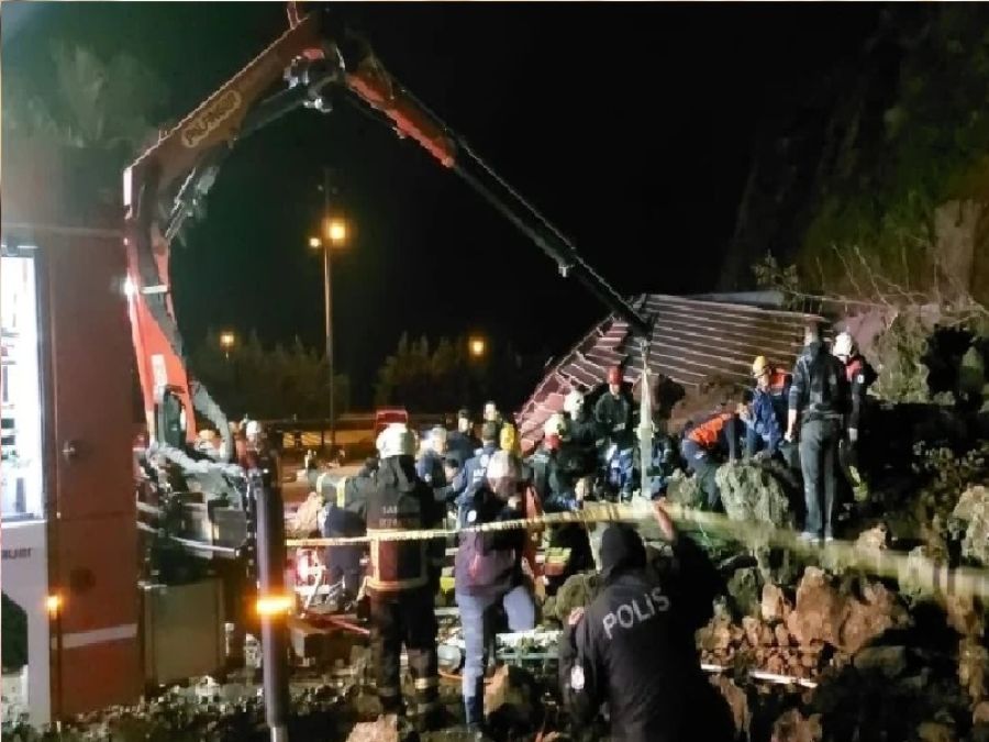 تركيا.. انهيار أرضي يودي بحياة عائلة