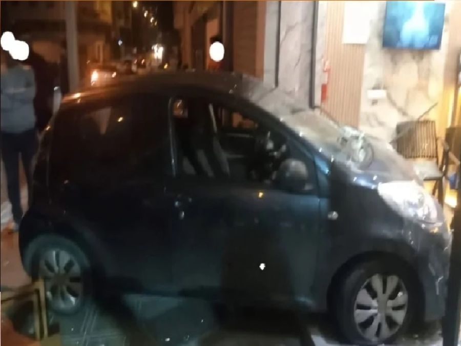 بسرعة جنونية.. سيدة تقتحم مقهى بسيارتها