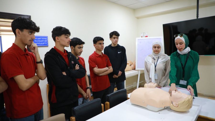 جامعة الزرقاء تستقبل وفدا طلابيا من