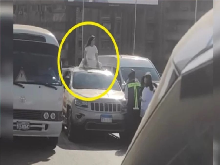 شابة مصرية تعطل حركة المرور بجلسة