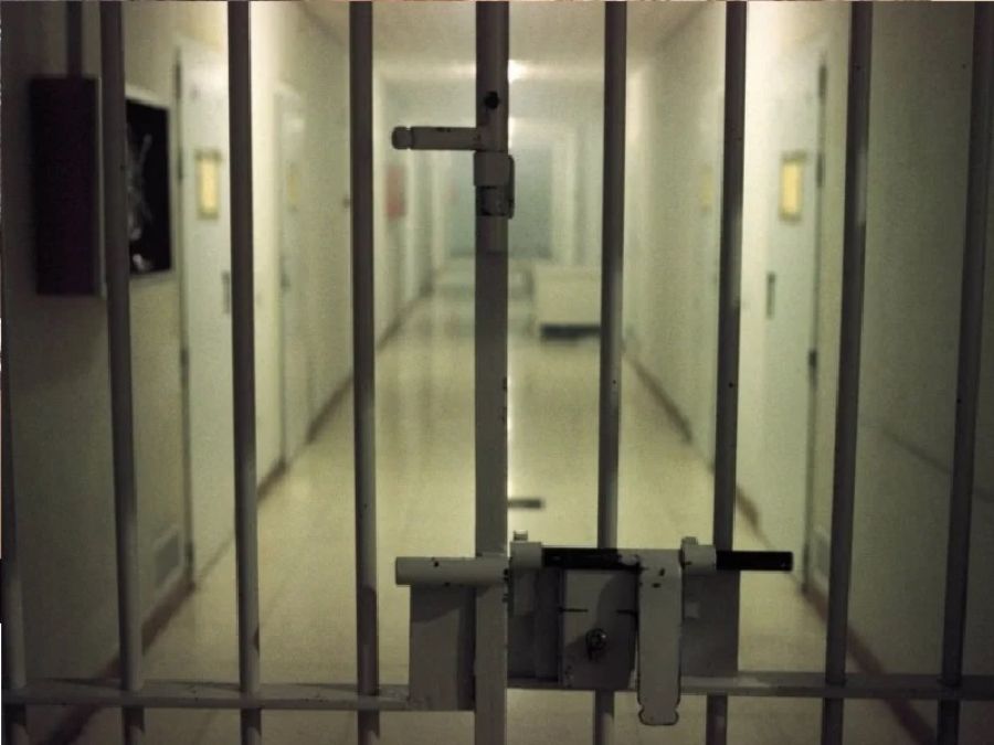 بسبب تشابه أسماء.. سجن فرنسي يطلق