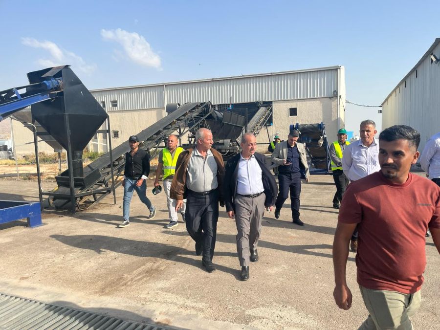 وزير الإدارة المحلية يتفقد مشاريع في