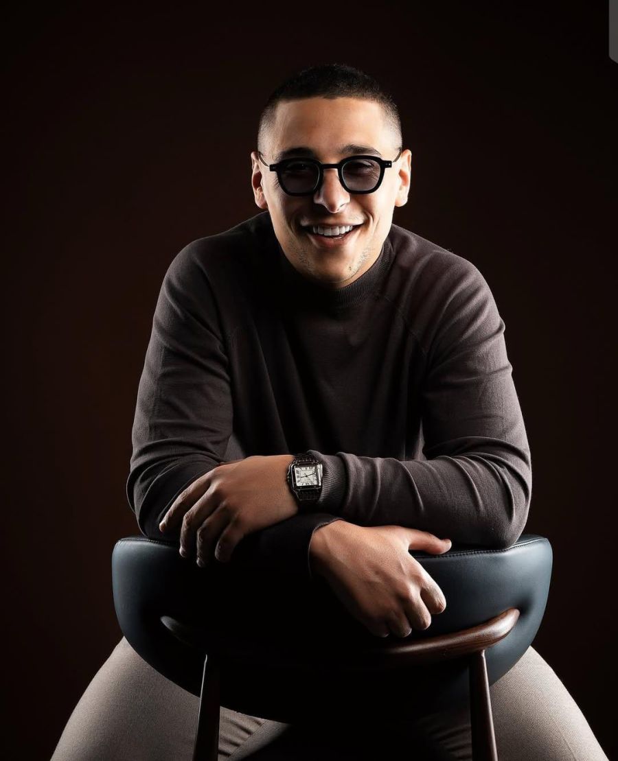 النجار تكتب: لورنس المنسي يحلق شعره