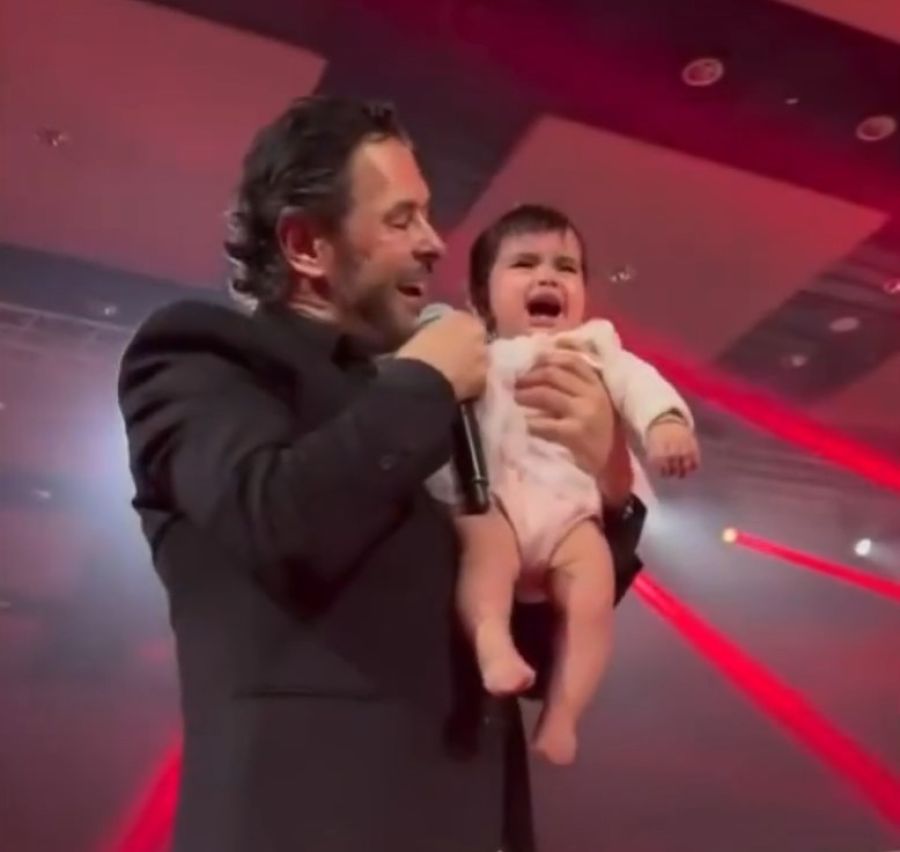 راغب علامة يفاجأ بـ طفلة رضيعة