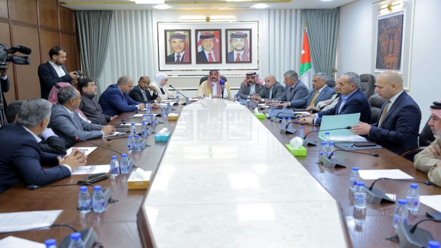 اجتماع نيابي حكومي ينهي أزمة شاحنات