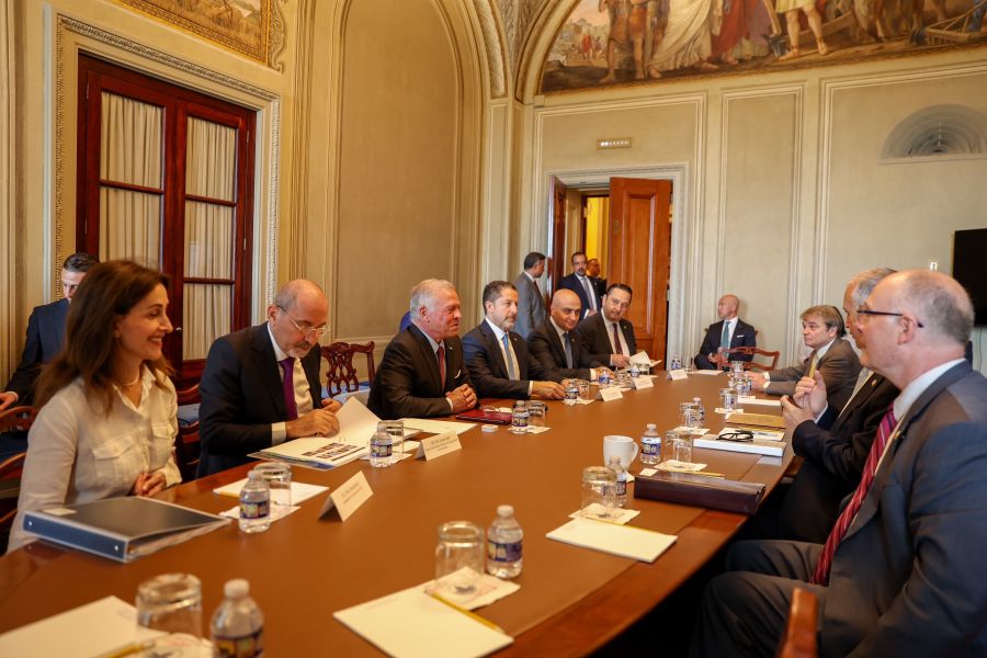 الملك يعقد لقاء مع اللجنة الفرعية