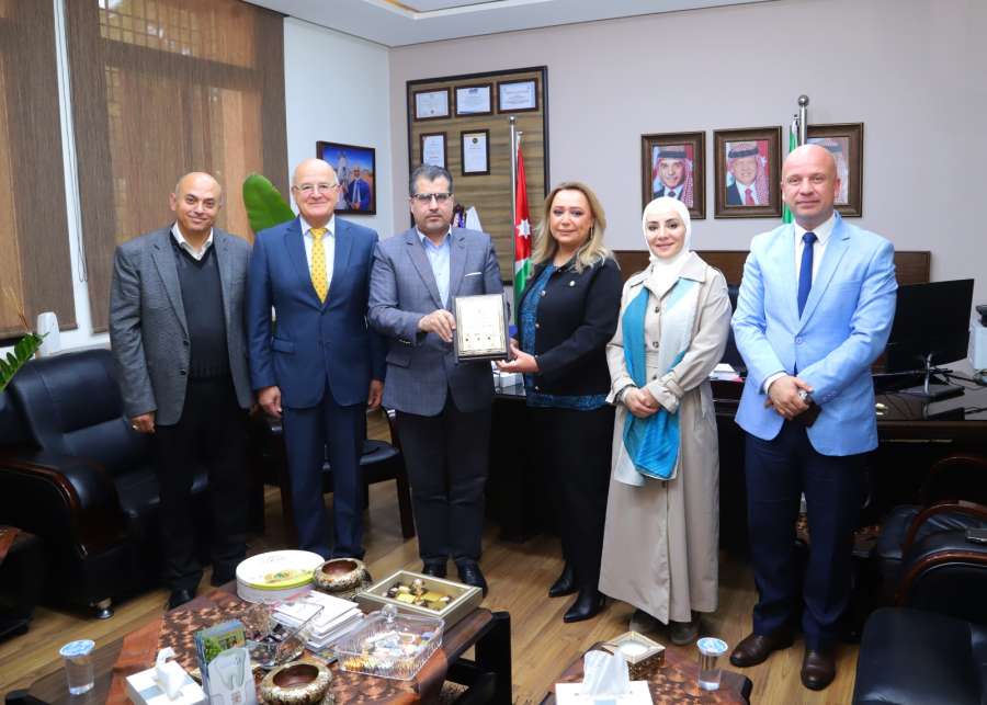 جامعة البترا تكرم خريجتها الدكتورة بسمة