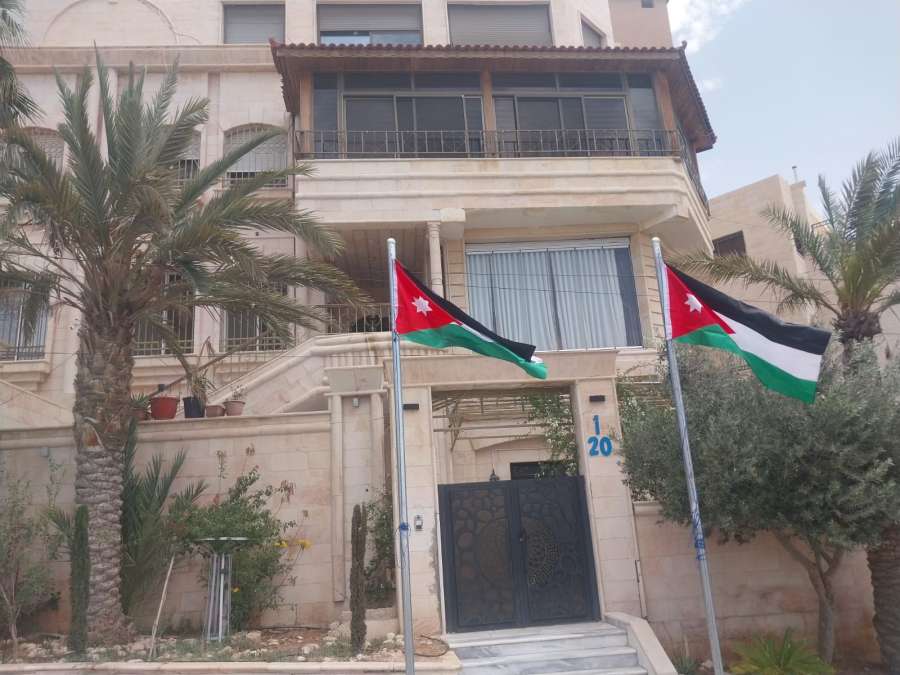 المومني يغرس ساريتي العلم الاردني أمام