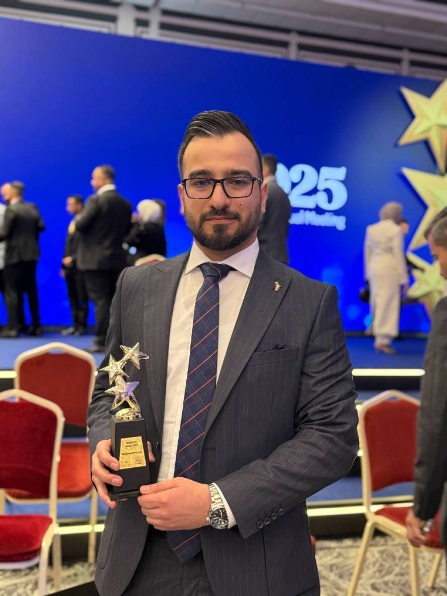 صيدلة عمان الأهلية تهنئ خريجها عبد