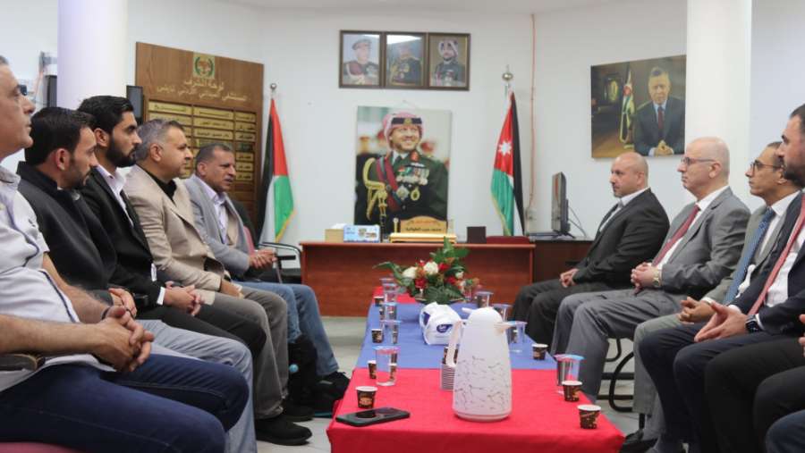 رئيس الوزراء الفلسطيني الأسبق يزور المستشفى