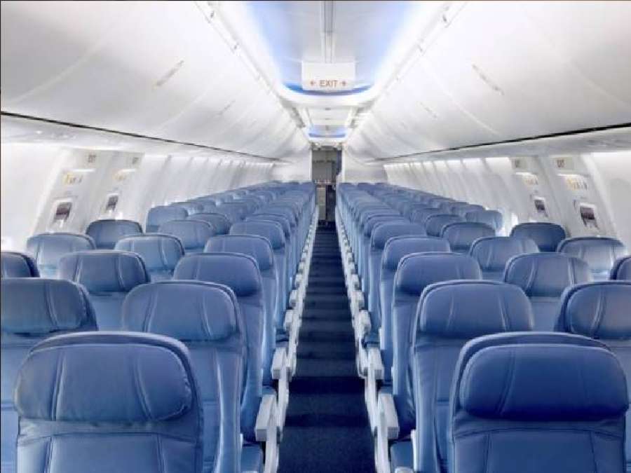 اذا رحّبت بك مضيفة الطيارة.. فلا