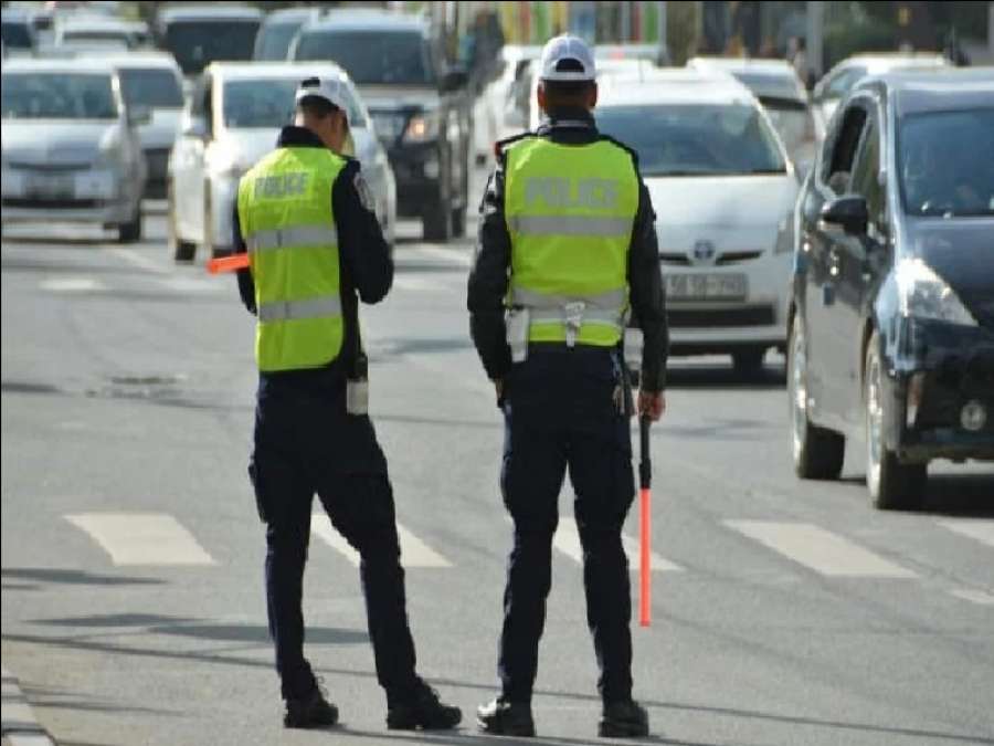 لا تفعل مثله.. ضبط أغرب سائق