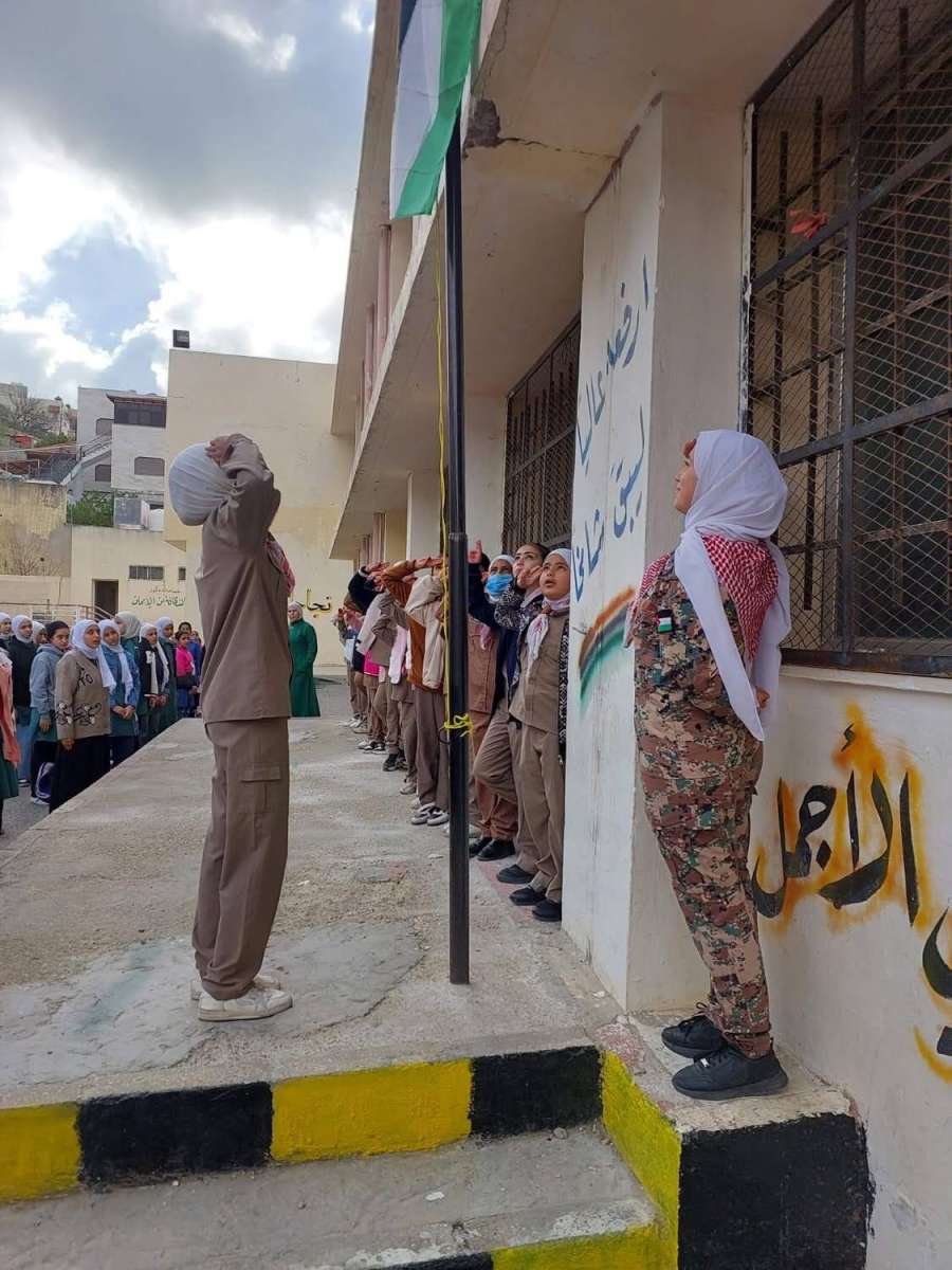 طلبة مدرسة خالدة القرشية إلى المديرة