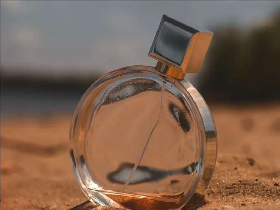 ما حكم وضع الصغيرة للطيب عند