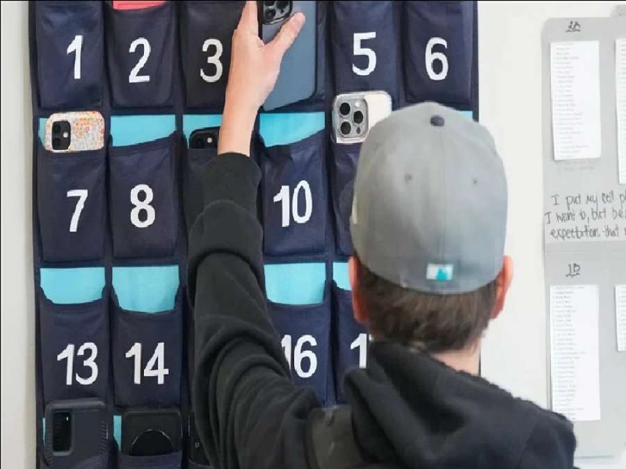 وداعا للهواتف الذكية في المدارس.. نصف