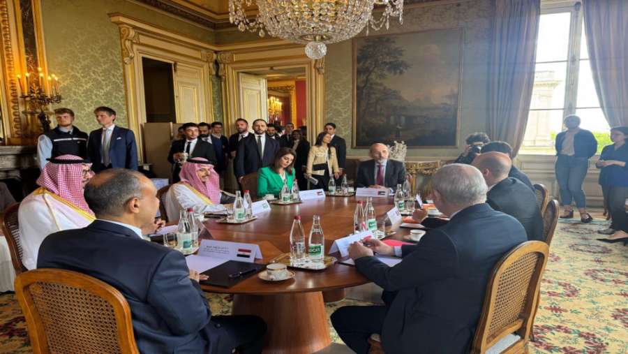 الصفدي يجري مباحثات موسعة مع وزير