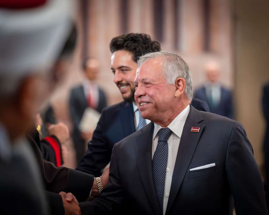 أشقاء الشهيد عبدالرزاق الدلابيح يهنئون الملك