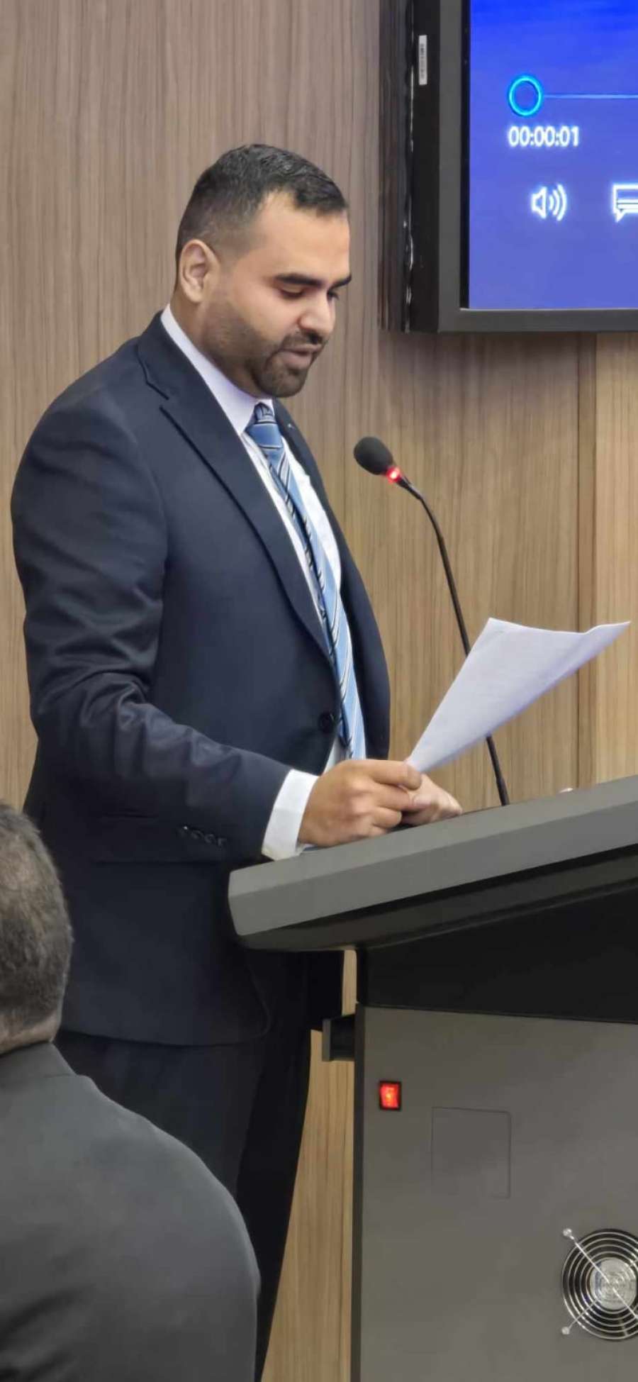 محمد العبادلة النعيمات يناقش مشروع تخرجه