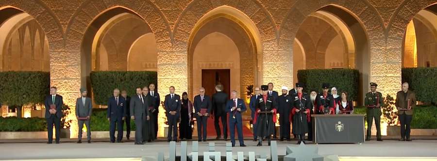 الملك ينعم بأوسمة على مؤسسات وشخصيات