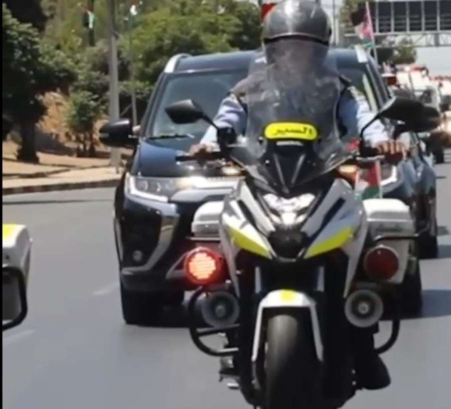 شاهد.. مواكب الأمن تزهو بأعلام الوطن