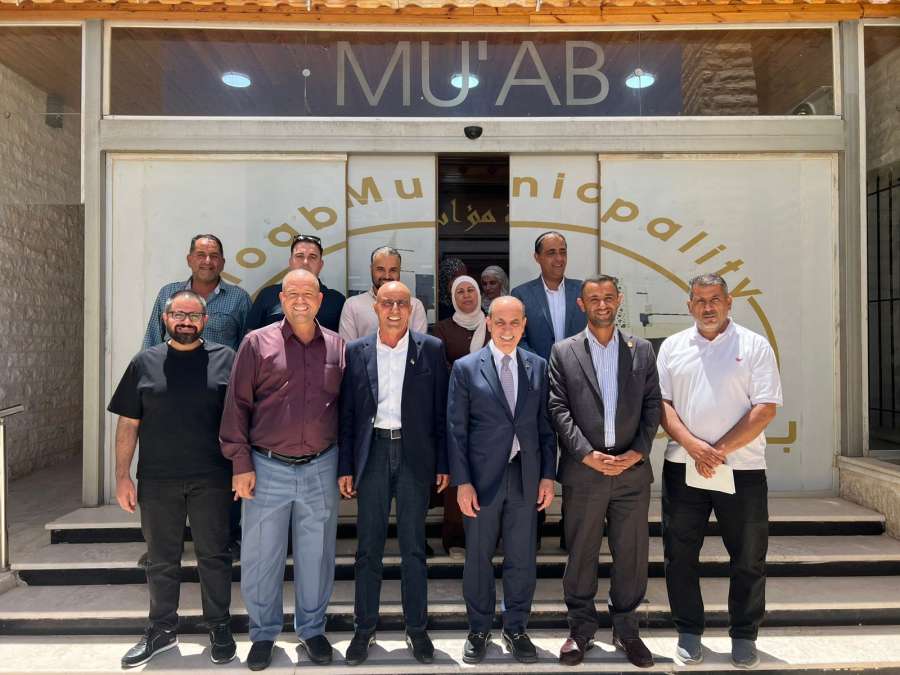 وزير الإدارة المحلية يتفقد مشاريع في