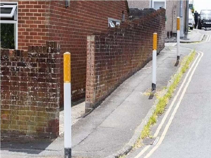 أعمدة إنارة تتحول إلى سجائر ضخمة..