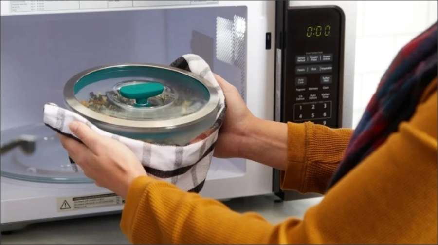 الميكروويف قد يتحوّل لقنبلة موقوتة.. احذر