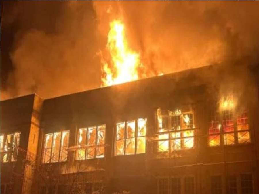 حريق بمدرسة فرنسية يكشف عبارات معادية