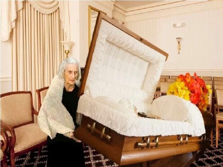 كادت تدفن حيّة.. عجوز تستفيق داخل