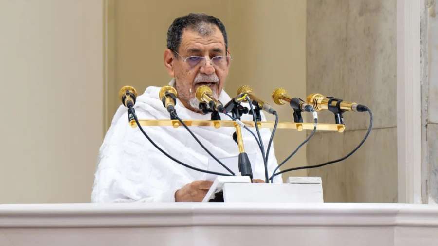 خطيب عرفة يدعو الله للمسلمين ولأهل