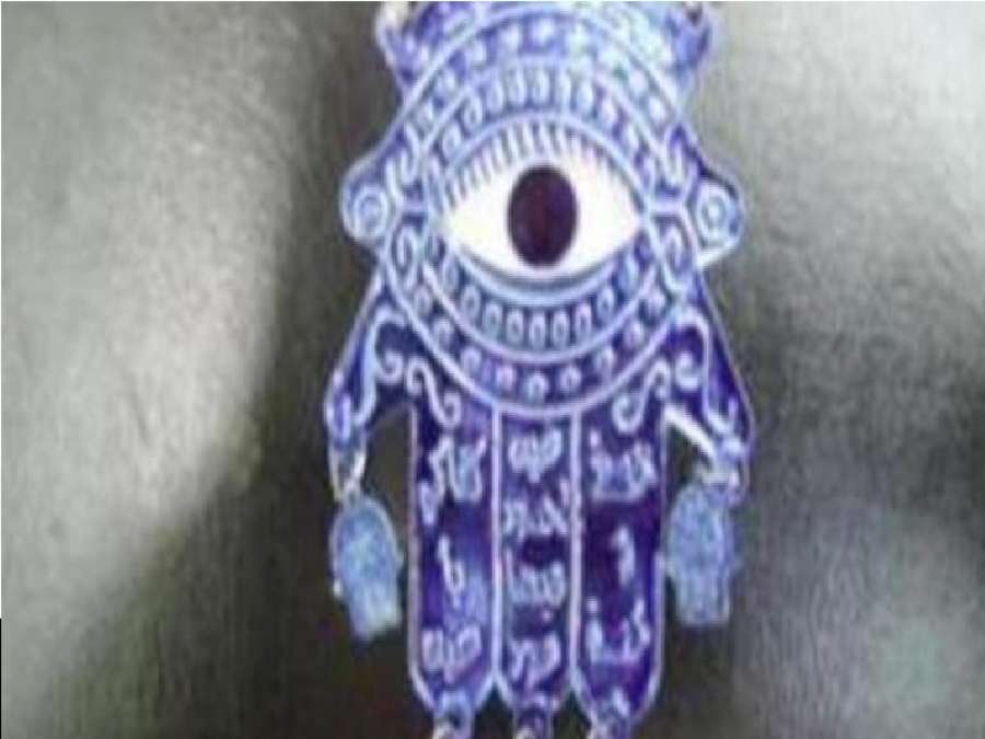 هل تجوز الصلاة خلف من يكتب