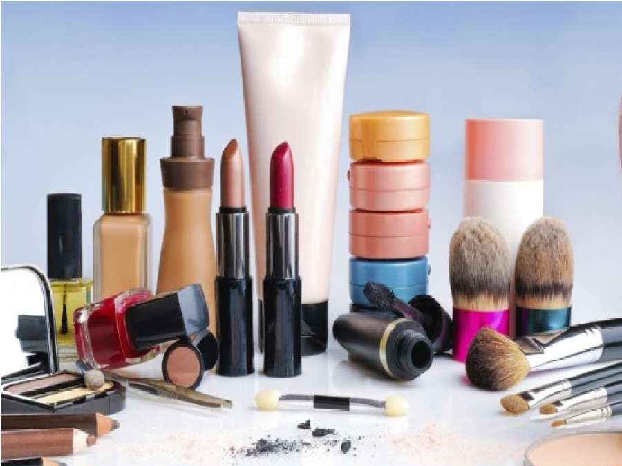 اشتهرت بتذوق مستحضرات التجميل.. وفاة مؤثرة