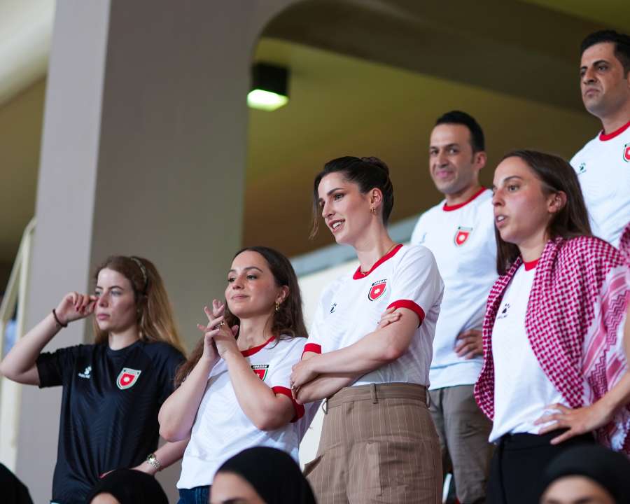 الأميرات رجوة وإيمان وسلمى يتابعن مباراة