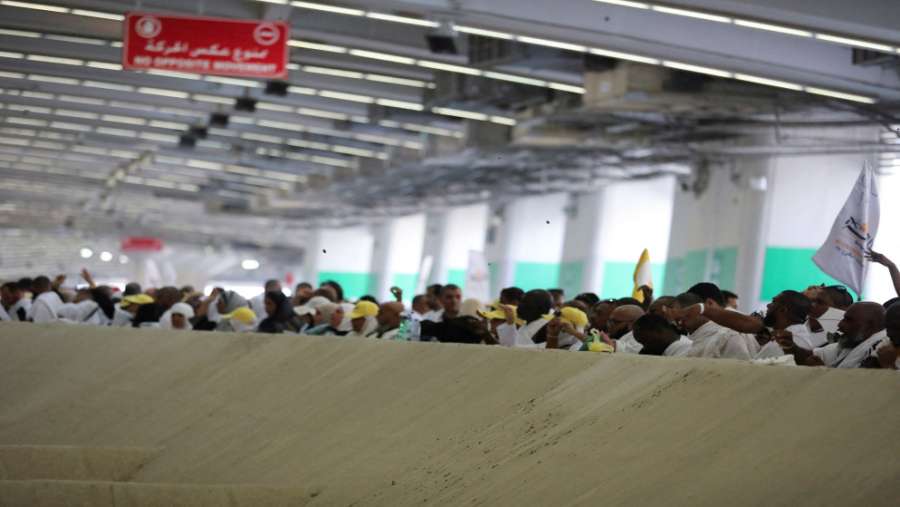 الحجاج يواصلون رمي الجمرات الثلاث بأول