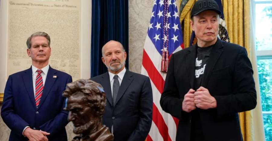 فضيحة البيت الأبيض.. لكمات بين ماسك