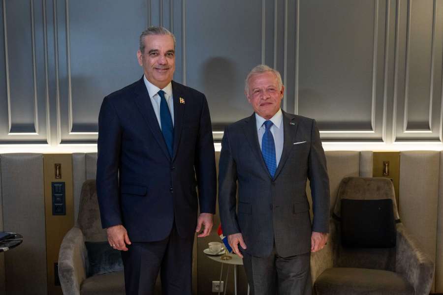 الملك يلتقي لويس أبي نادر وفام